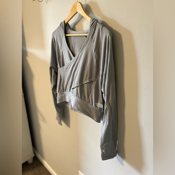 The North Face Women’s Gray Motivation Cropped Wrap Sweater Hoodie Size Medium - Picture 2 of 8